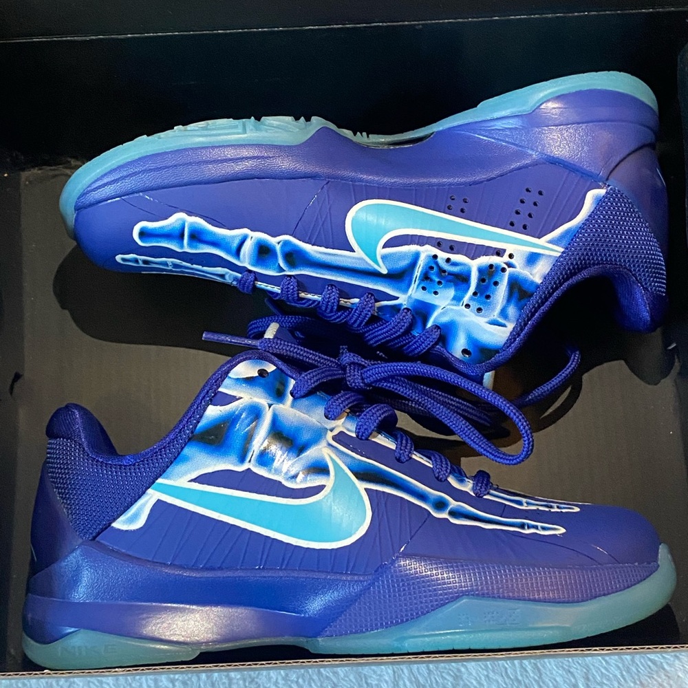 Nike kids 
KOBE V (GS)